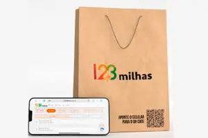 Exemplo de um anúncio em sacolas de delivery da 123 milhas